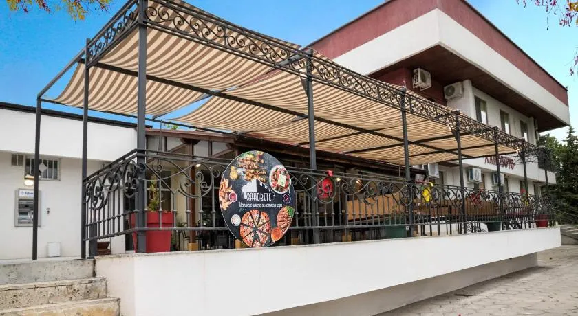 Hanovete Hotel - Image 1