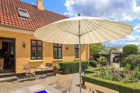 Cosy little guesthouse near beach & public transport - Image 1