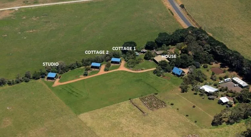 Black Cockatoo Cottages - Image 1