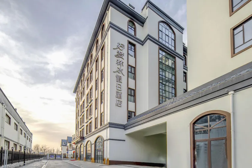 Holiday Inn Haomenglin Water - Image 1