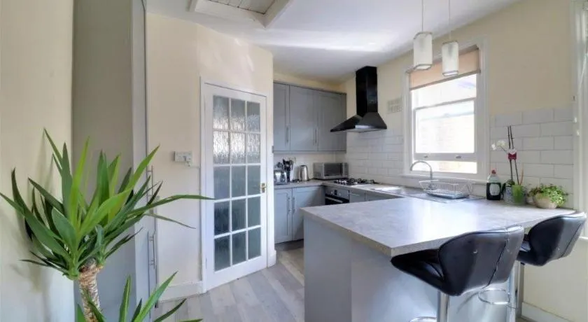 Replingham Road Apartment - Image 1