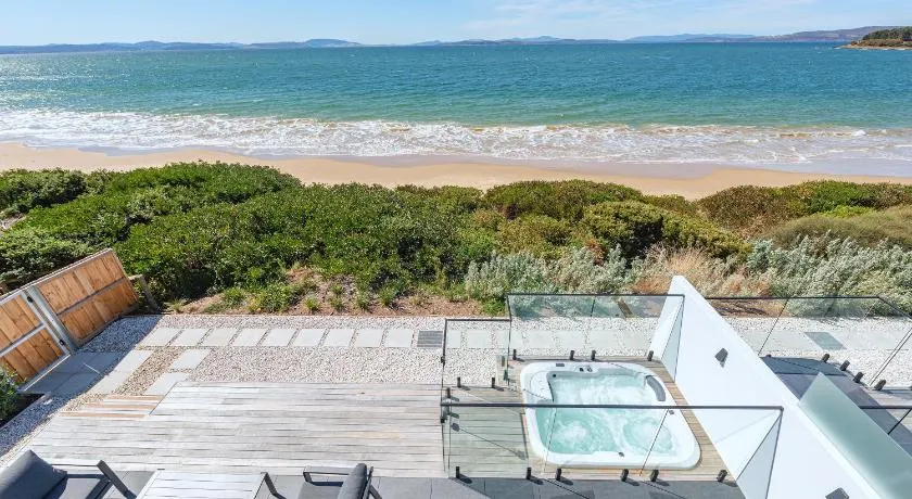 Award-winning beachfront luxury in Cremorne - Image 1
