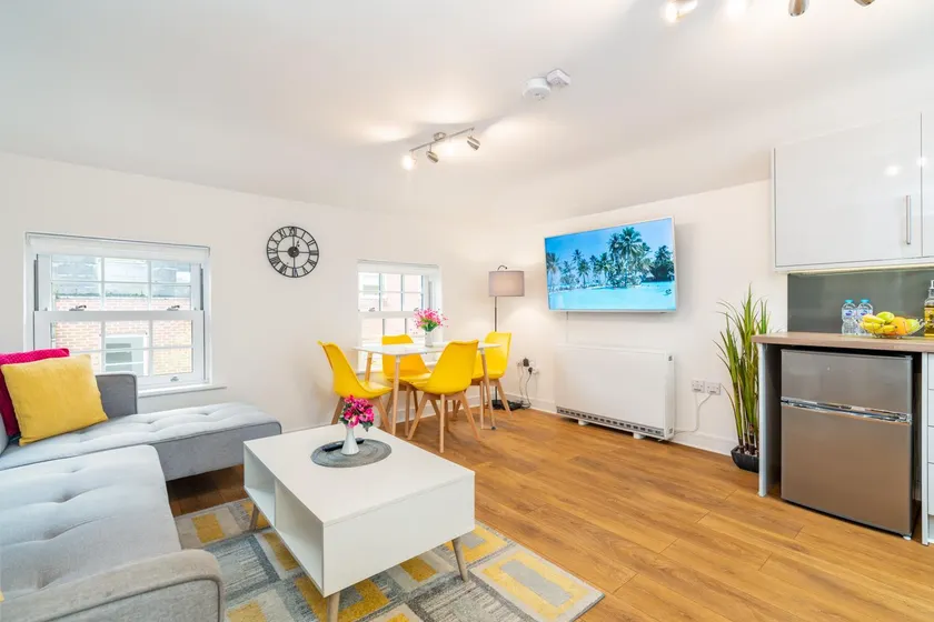 Town Centre - Sleeps 4 - Netflix - Smart TV's By Teza Homes Serviced Accommodations - Image 1