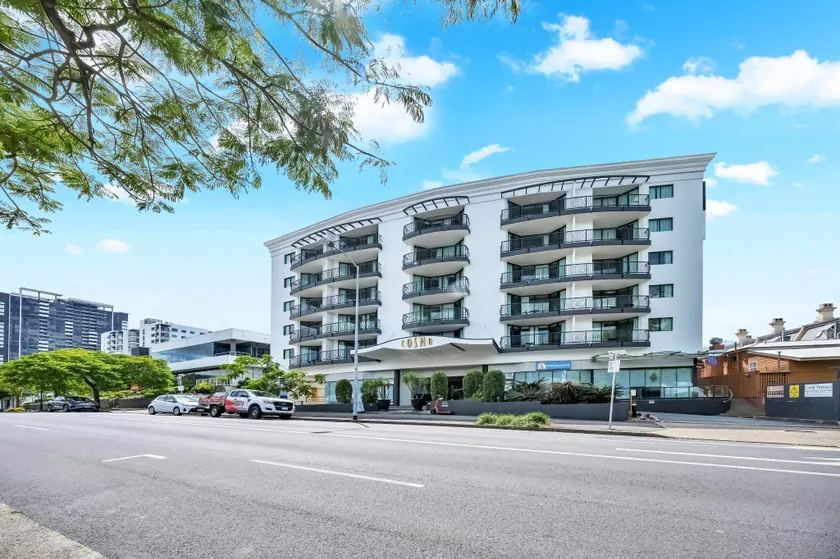 Cosmo Apartment Hotel - Image 1