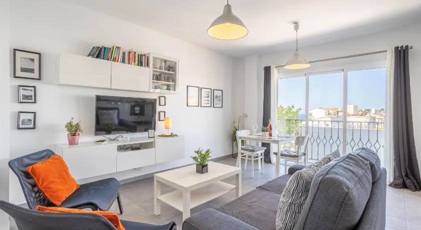 Appartement confortable avec vue mer, Wi-Fi et terrasse. - Image 1