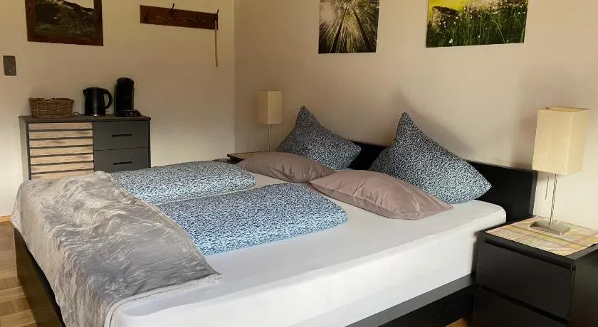 Egglmeiers Doppelzimmer - Image 1