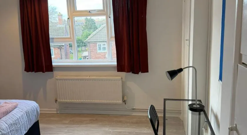 Cozy 3 Bedroom Flat near Essex Uni, WiFi and Free Parking - Image 1