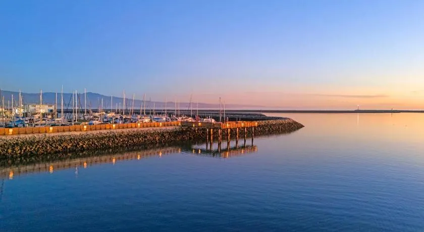 The Coastal Retreat Scenic Harbor Ocean Views Walk to Beach Restaurants - Image 1