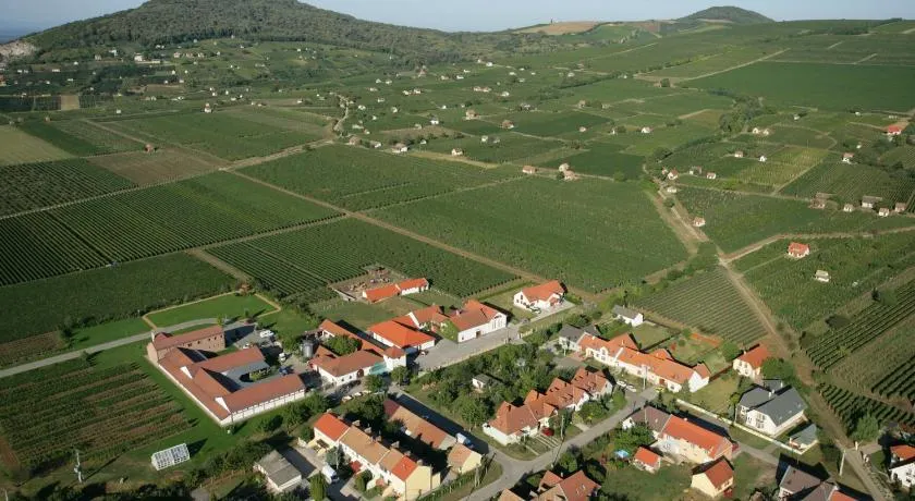 Tiffán's Pincészet és Panzió - Image 1