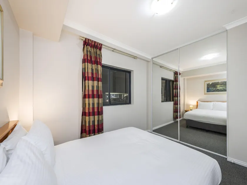 Central East Perth Flat with Pool  Gym Access - Image 1
