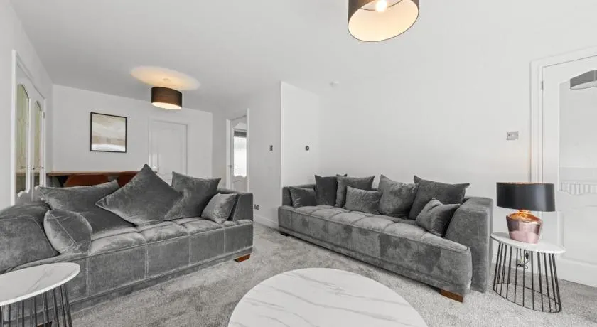 Large 5 Bedroom House Perfect For Group Stays - Free Parking - Near Glasgow - Perfect For Contractors - Image 1