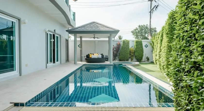 Luxury 4 Bedroom Beach House - Image 1