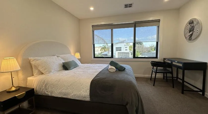 Altona entire 3 bedrooms house - Image 1