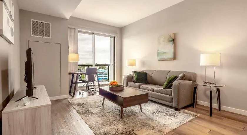 Luxury Apartment In Harbor Point - Image 1