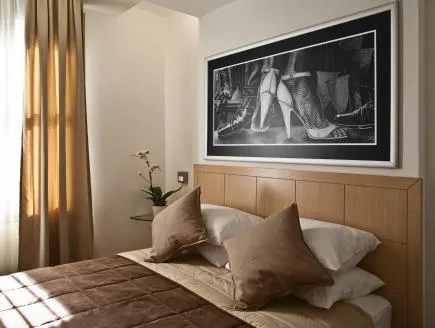 Chic Hotel - Image 1