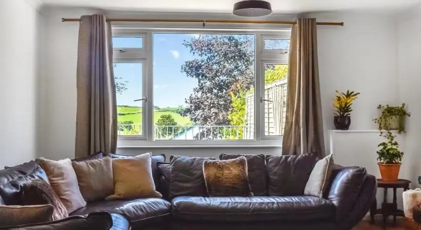 The Hideaway - Spacious 3 Bedroom Apartment - Image 1