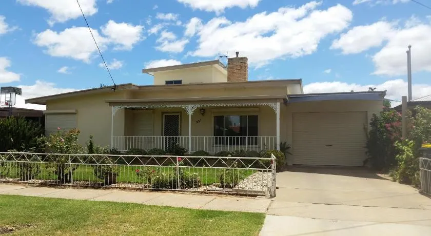 City Holiday Home Mildura - Image 1
