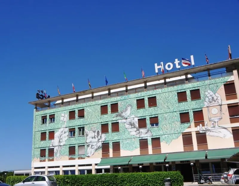 LH Hotel Arca Street Art - Image 1
