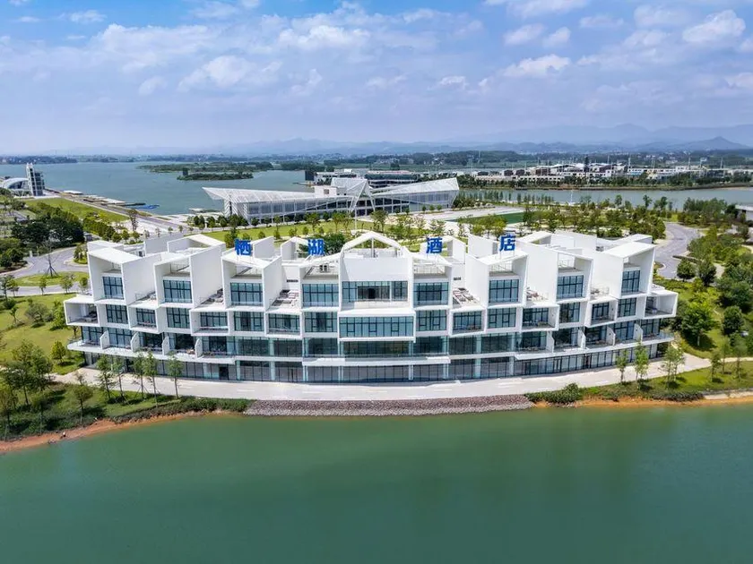 Qihu Hotel - Image 1