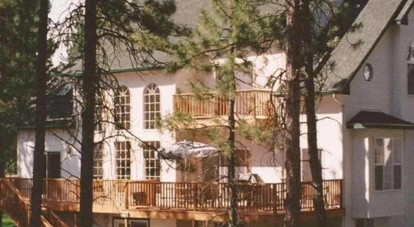 River Cove Elegant Waterfront Bed & Breakfast - Image 1