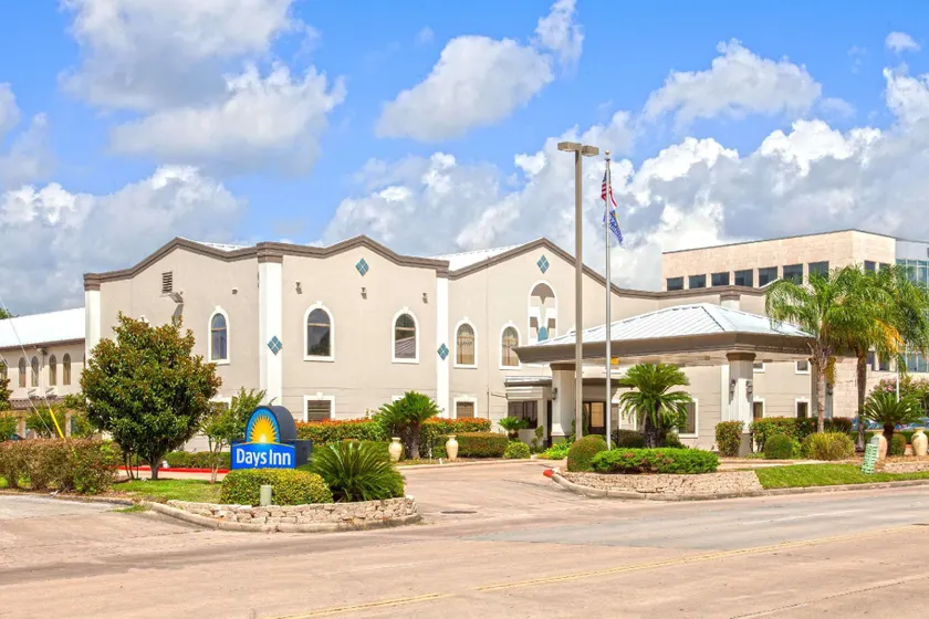 Days Inn & Suites by Wyndham Webster NASA-ClearLake-Houston - Image 1