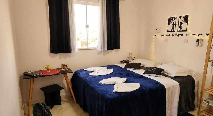 Quarto Casal Elegance Banheiro compartilhado Tela TV YouTube Apps Pousada Tijucas Lua encantada - Image 1