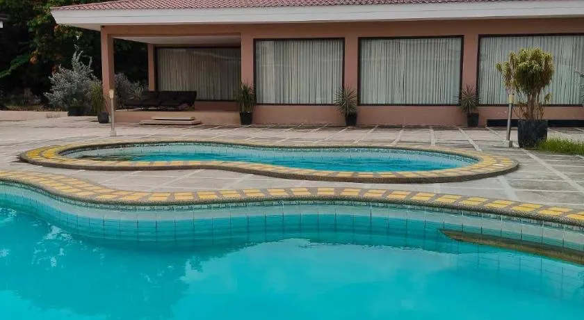 Poolside Cottage - Image 1