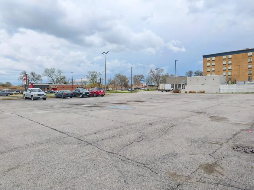 Plaza Hotel By OYO Calumet Park Alsip I 57 - Image 1