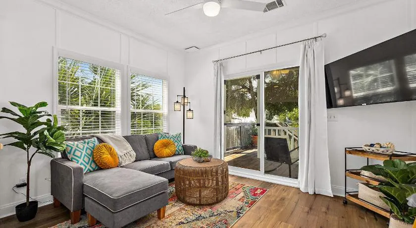 Treetop Cottage - 3 blocks from Historic District - Image 1