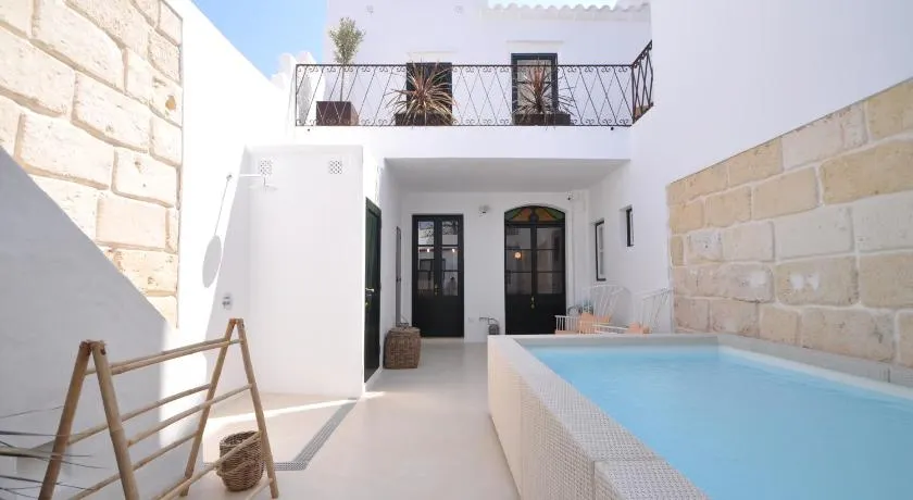 LLONGA'S Hostel - Image 1