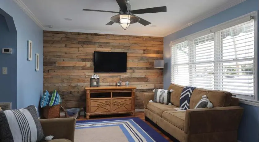Island Time- beautifully renovated bay view home - Image 1