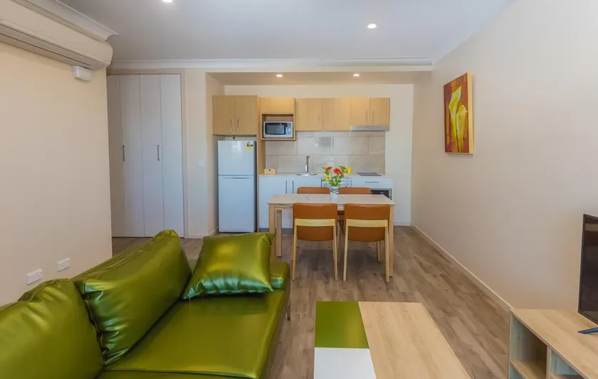 N. Stylish 2bedroom Penthouse + Studio - Image 1