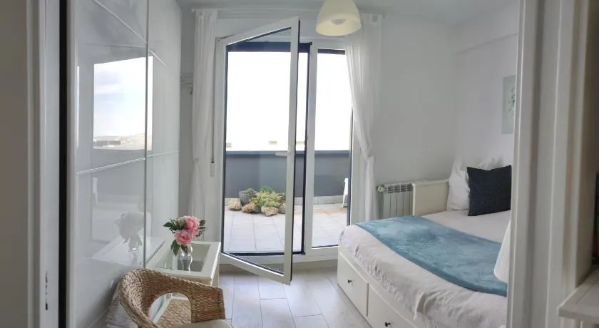 Habitación pequeña vistas y baño privado,NO piso entero,Small room view and private bathroom ,NOT whole apt - Image 1