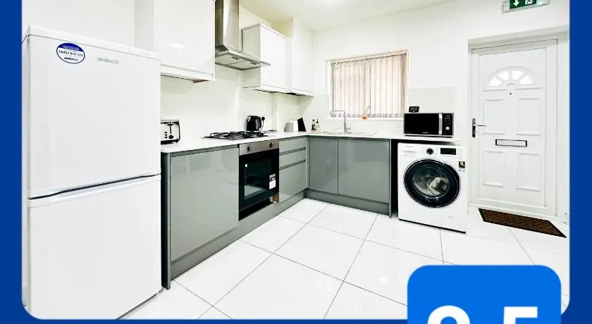 Apartment in East Ham, London - Image 1