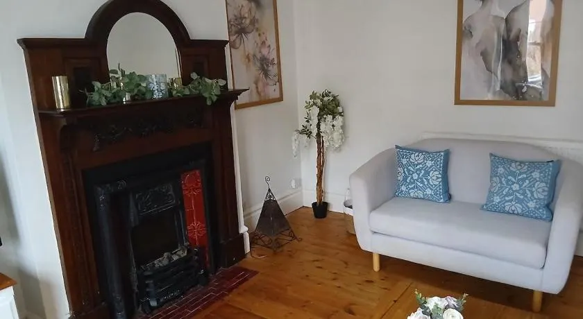 Spacious 4 Bedroom House, Garden, Nr Ipswich Town Centre with hot tub - Image 1