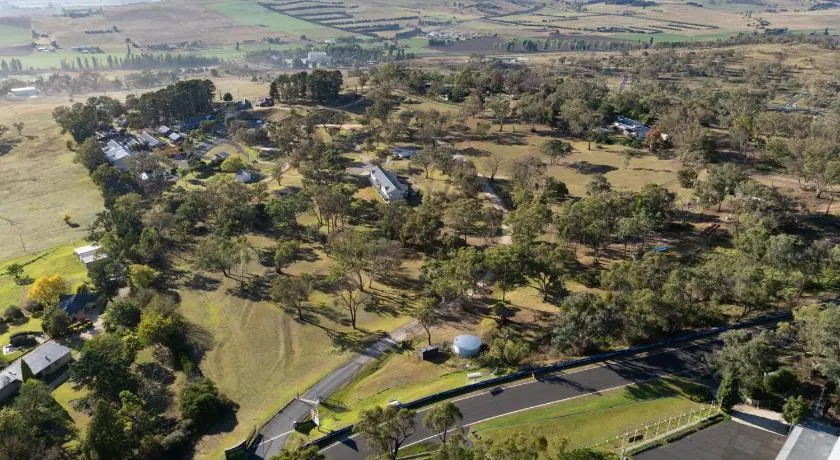 Bathurst Goldfields Resort - Conrod Straight, Mount Panorama - Image 1