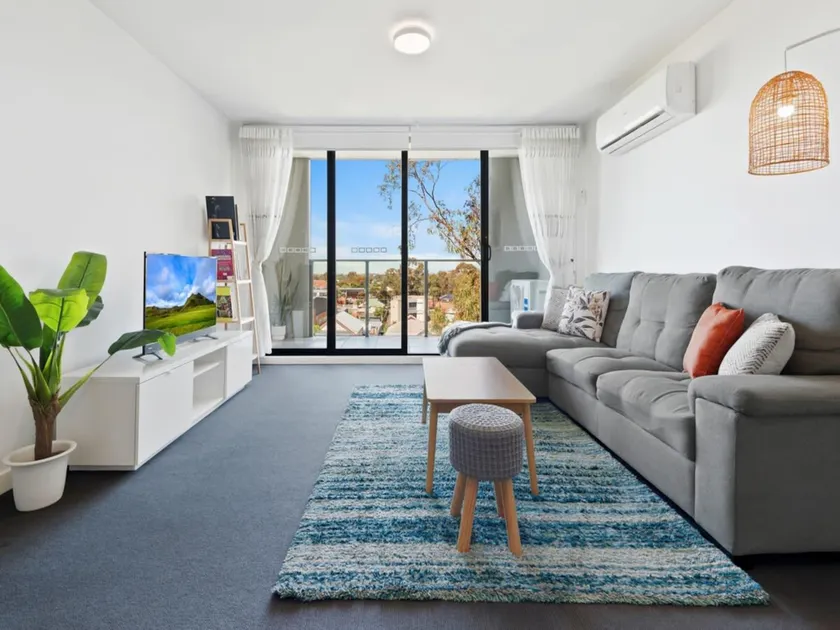 Executive and Spacious Apartment with Balcony - Image 1