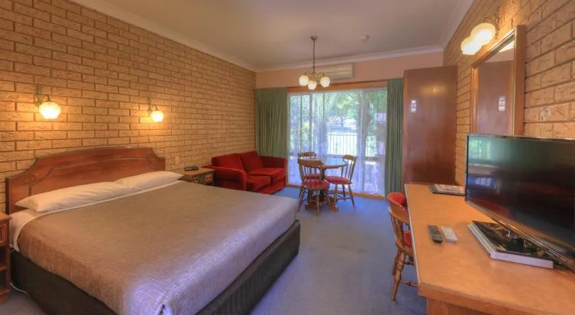 Barrass's John Bright Motor Inn - Image 1