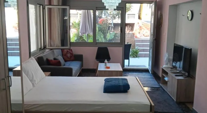 HRYSANTHl - Image 1