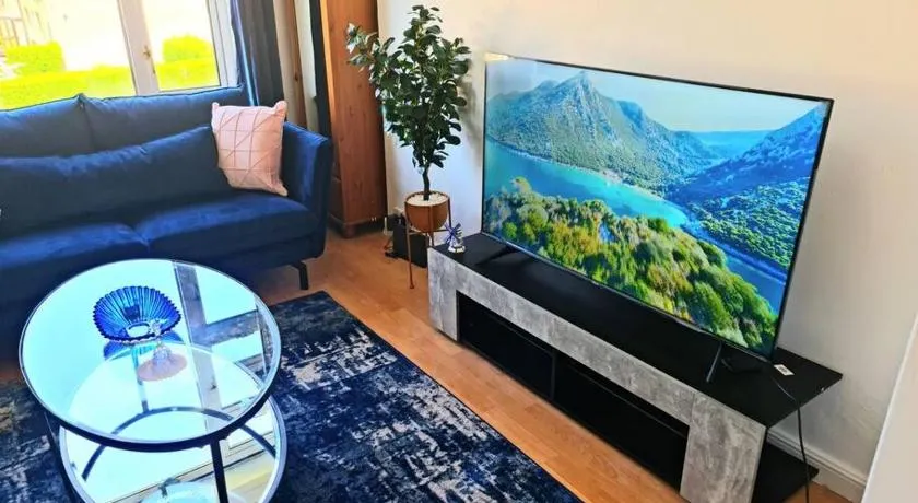 Dundee City Apartment with 3 Bedrooms - Image 1