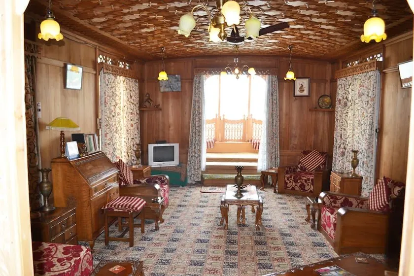 POP New Peony Houseboat - Image 1