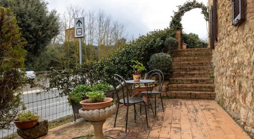 Enchanting Flat with Patio in Abbadia a Isola - Image 1