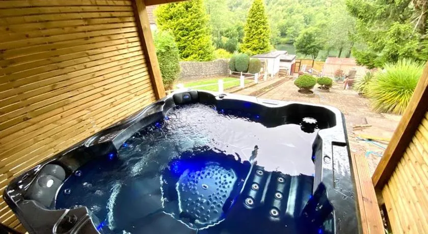 Lakeside View With Hot Tub - Image 1
