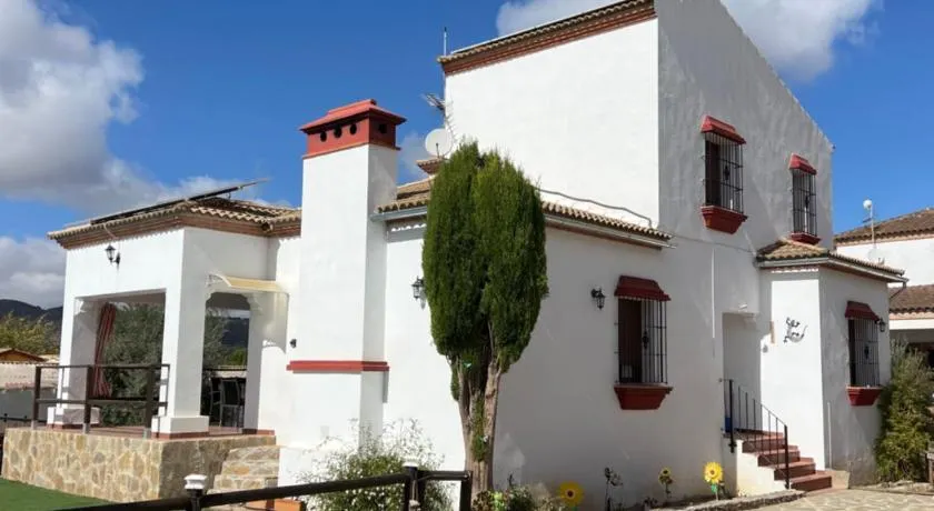 Agradable casa con piscina en la serranía. - Image 1