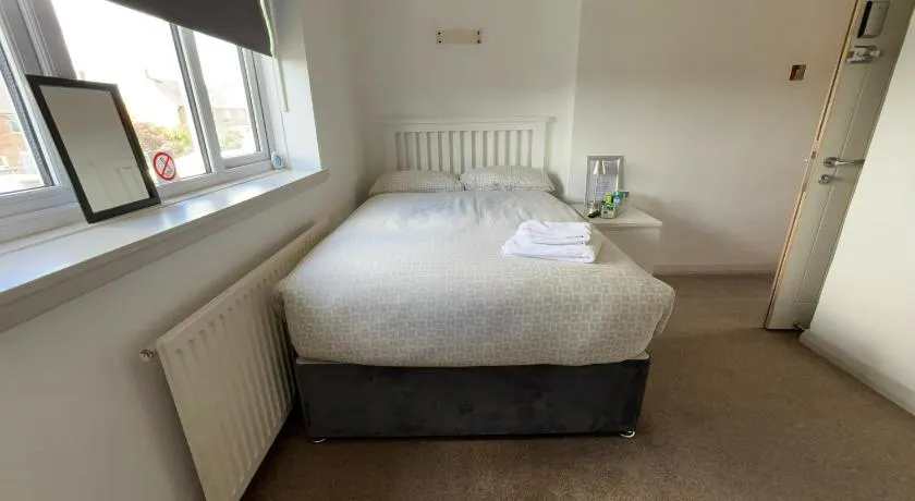 Private Rooms with Shared Bathroom Bus Stop 8 Mins Away - Image 1