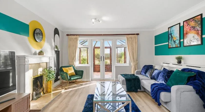 Detached 6 Bedroom Cambridgeshire Abode - Pets - Image 1