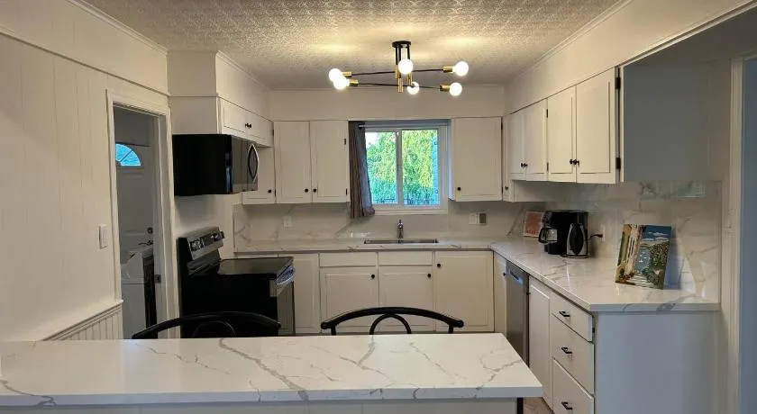 Cozy 3BR Cottage Near Lake Simcoe - Image 1