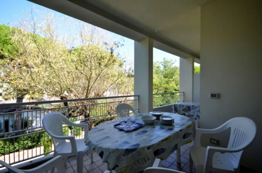 Modern three room aprtment in a prestigious residence with shared pool - Image 1