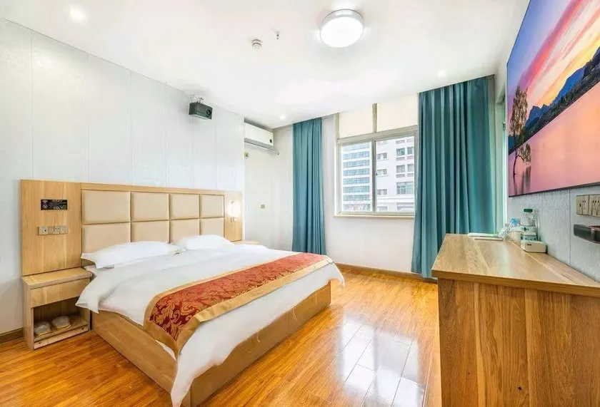 Swan Hotel (Yangluo Square Branch) - Image 1
