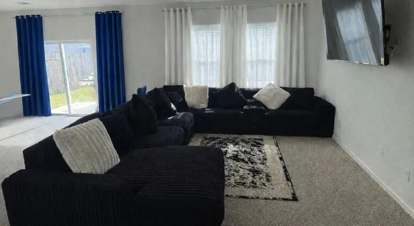 Houstons Most Comfortable &Spacious - Image 1